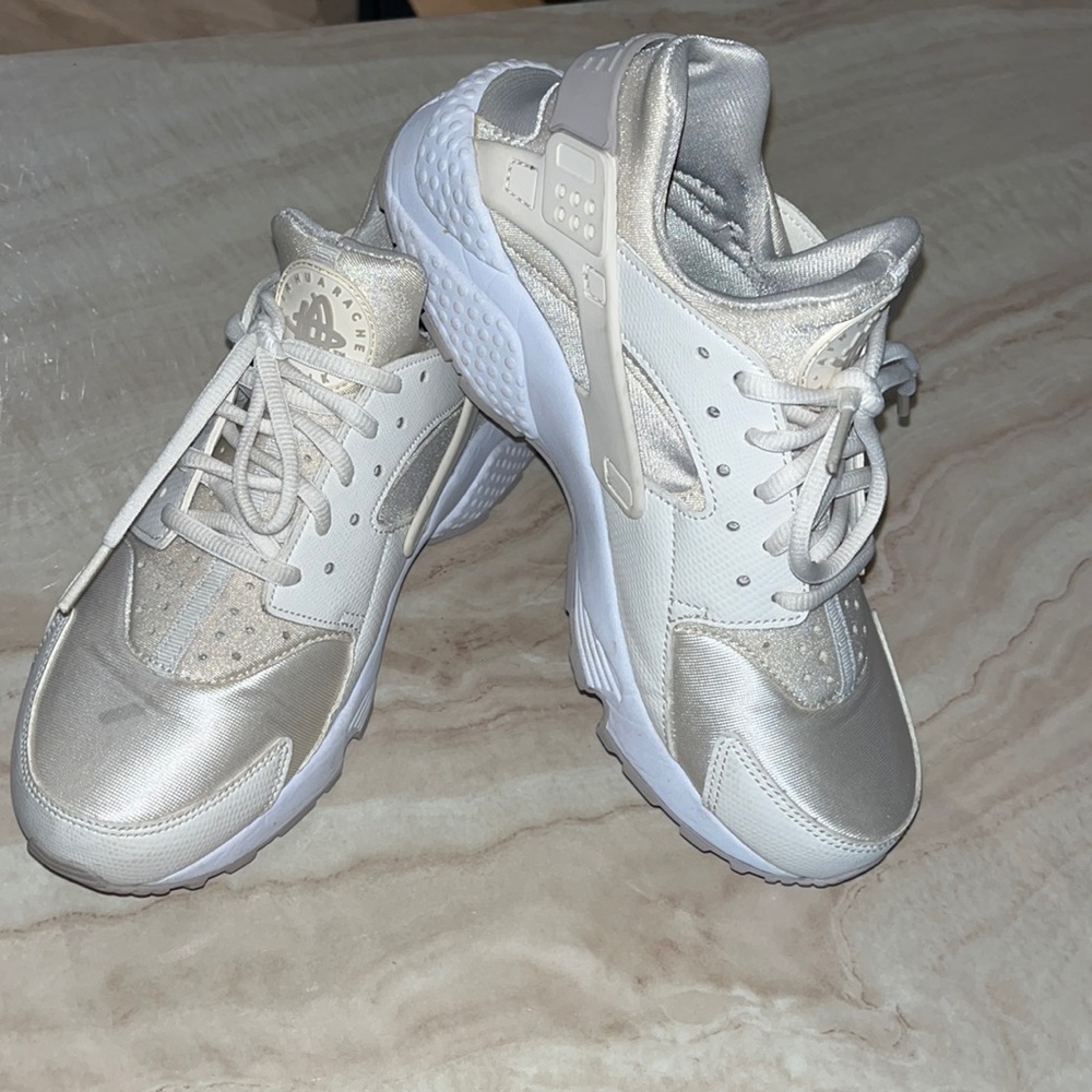 Women’s Nike Huarache Cream - size 8